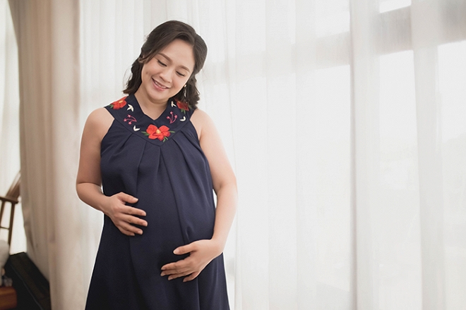 Thanh Thúy vén áo khoe bụng bầu vượt mặt trong những tuần cuối thai kỳ-9