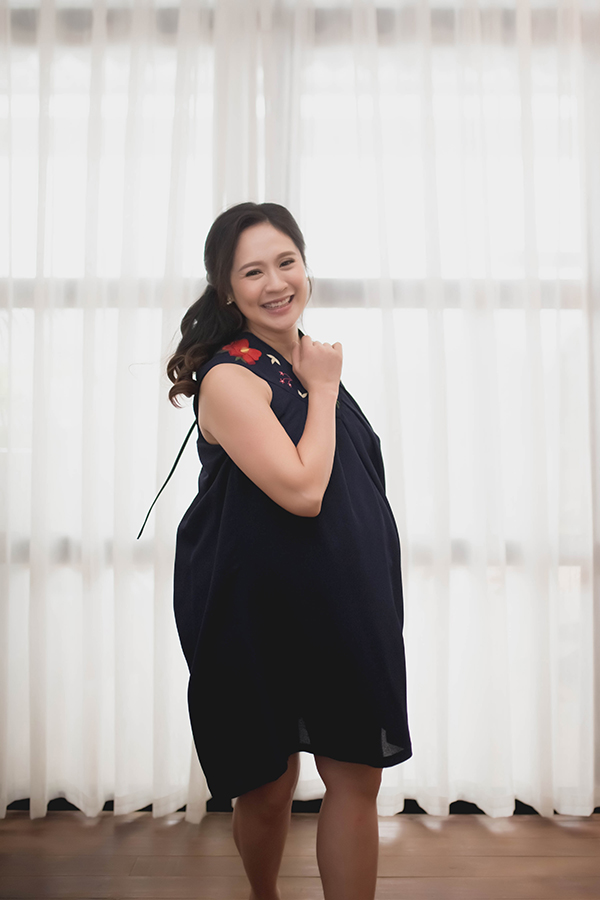 Thanh Thúy vén áo khoe bụng bầu vượt mặt trong những tuần cuối thai kỳ-10