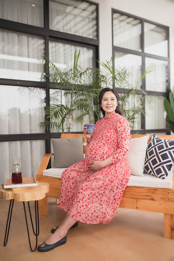 Thanh Thúy vén áo khoe bụng bầu vượt mặt trong những tuần cuối thai kỳ-11