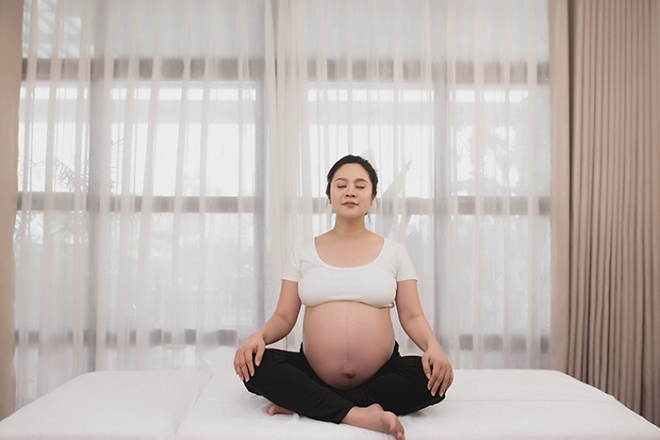 Thanh Thúy vén áo khoe bụng bầu vượt mặt trong những tuần cuối thai kỳ-3