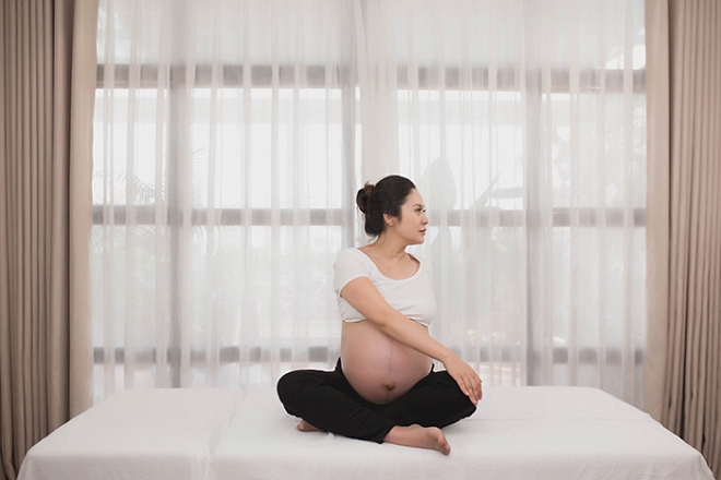 Thanh Thúy vén áo khoe bụng bầu vượt mặt trong những tuần cuối thai kỳ-5