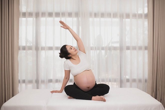 Thanh Thúy vén áo khoe bụng bầu vượt mặt trong những tuần cuối thai kỳ-6