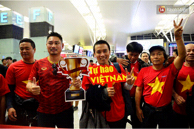 Hàng trăm CĐV từ Hà Nội - Hồ Chí Minh hội quân sang cổ vũ ĐT Việt Nam trong trận tứ kết Asian Cup 2019-1