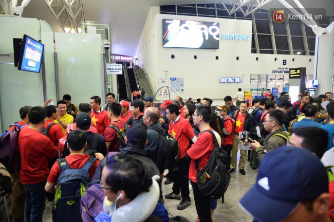 Hàng trăm CĐV từ Hà Nội - Hồ Chí Minh hội quân sang cổ vũ ĐT Việt Nam trong trận tứ kết Asian Cup 2019-6