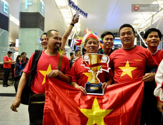 Hàng trăm CĐV từ Hà Nội - Hồ Chí Minh hội quân sang cổ vũ ĐT Việt Nam trong trận tứ kết Asian Cup 2019-7