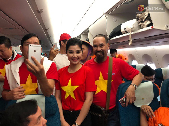 Hàng trăm CĐV từ Hà Nội - Hồ Chí Minh hội quân sang cổ vũ ĐT Việt Nam trong trận tứ kết Asian Cup 2019-11