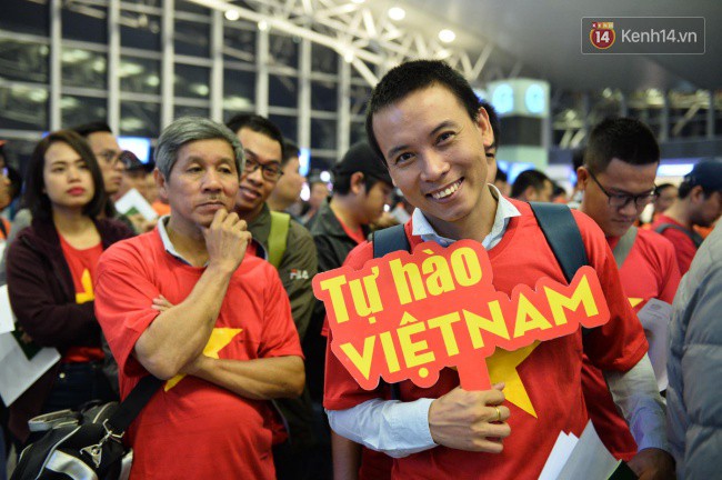 Hàng trăm CĐV từ Hà Nội - Hồ Chí Minh hội quân sang cổ vũ ĐT Việt Nam trong trận tứ kết Asian Cup 2019-8