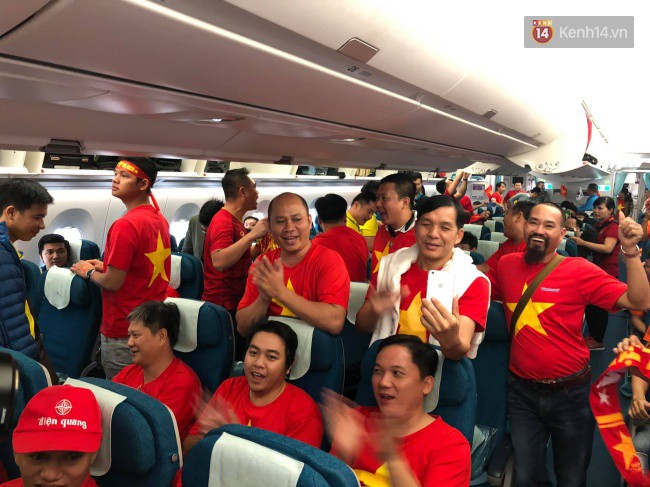 Hàng trăm CĐV từ Hà Nội - Hồ Chí Minh hội quân sang cổ vũ ĐT Việt Nam trong trận tứ kết Asian Cup 2019-10