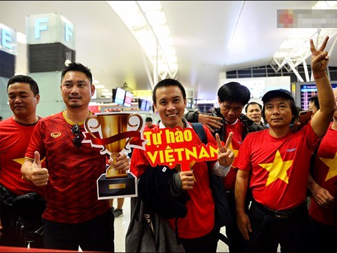 Hàng trăm CĐV từ Hà Nội - Hồ Chí Minh hội quân sang cổ vũ ĐT Việt Nam trong trận tứ kết Asian Cup 2019
