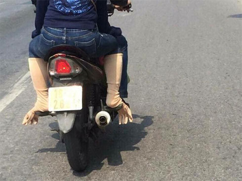 Đi Mercedes mui trần sang chảnh giữa cái nắng gần 40 độ, 2 thanh niên bật ô che tạm-5