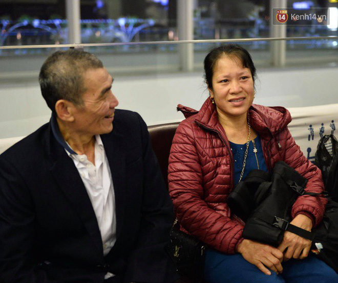 Bố mẹ Văn Hậu, Tiến Dũng và anh trai Quang Hải sang Dubai cổ vũ cho ĐT Việt Nam trong trận tứ kết Asian Cup gặp Nhật Bản-4