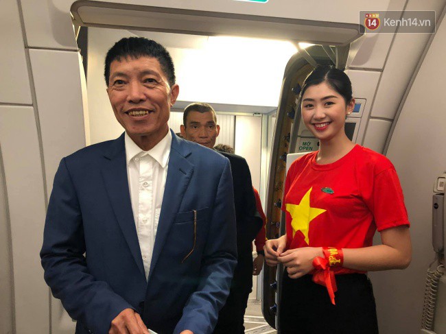 Bố mẹ Văn Hậu, Tiến Dũng và anh trai Quang Hải sang Dubai cổ vũ cho ĐT Việt Nam trong trận tứ kết Asian Cup gặp Nhật Bản-10