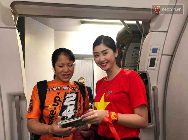 Bố mẹ Văn Hậu, Tiến Dũng và anh trai Quang Hải sang Dubai cổ vũ cho ĐT Việt Nam trong trận tứ kết Asian Cup gặp Nhật Bản-11