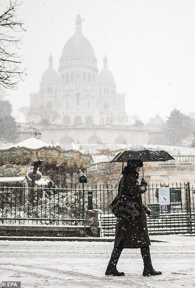 Paris đón tuyết đầu mùa sau nhiều tuần căng thẳng: Kẻ lãng mạn xuống phố, người cô đơn chống chọi giá rét-2