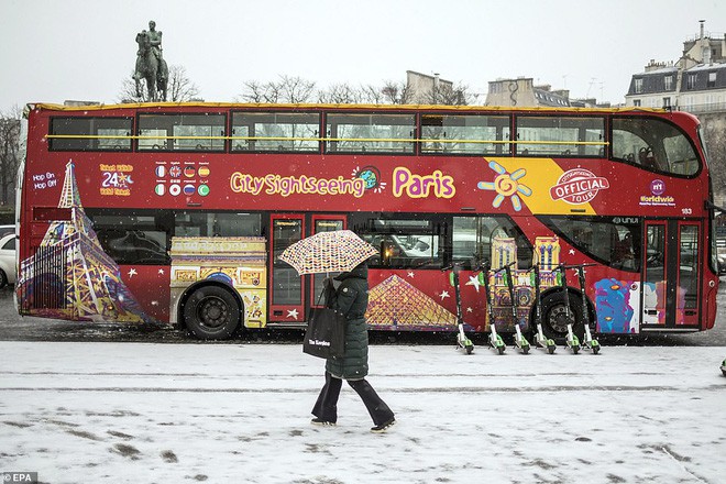 Paris đón tuyết đầu mùa sau nhiều tuần căng thẳng: Kẻ lãng mạn xuống phố, người cô đơn chống chọi giá rét-3