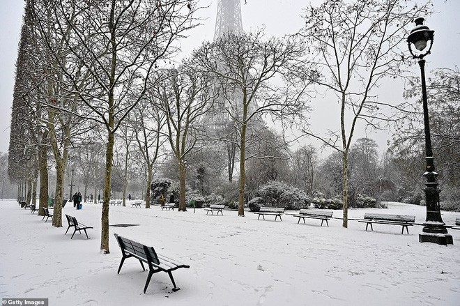 Paris đón tuyết đầu mùa sau nhiều tuần căng thẳng: Kẻ lãng mạn xuống phố, người cô đơn chống chọi giá rét-4