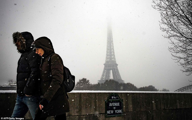 Paris đón tuyết đầu mùa sau nhiều tuần căng thẳng: Kẻ lãng mạn xuống phố, người cô đơn chống chọi giá rét-9