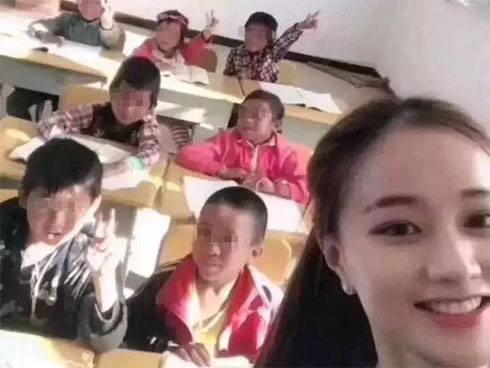 Không khí Tết ở các trường học: Nơi sắm hẳn chậu đào đắt tiền, nơi rộn ràng thi làm bánh chưng-11