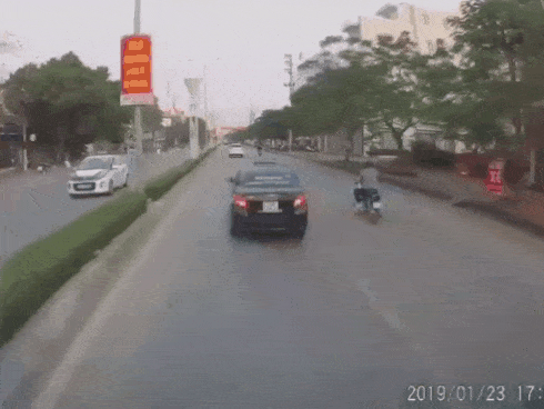 Clip: Drift tông trúng lề, ô tô lật ngược kinh hoàng như phim hành động