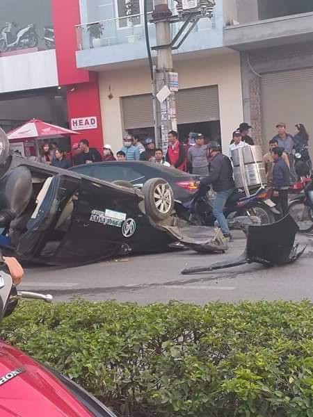 Clip: Drift tông trúng lề, ô tô lật ngược kinh hoàng như phim hành động-1