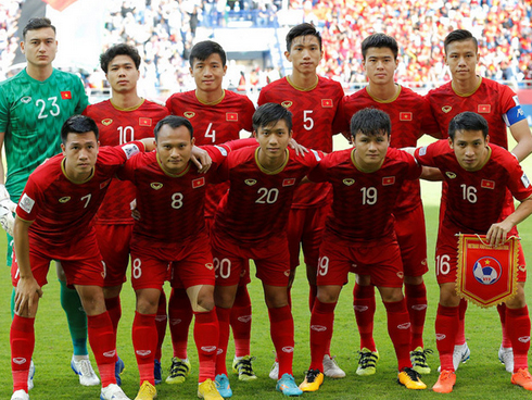 Bé gái lai Nhật - Việt và biểu cảm gây sốt trước giờ bóng lăn: Yêu cả hai, con biết cổ vũ cho ai?-4