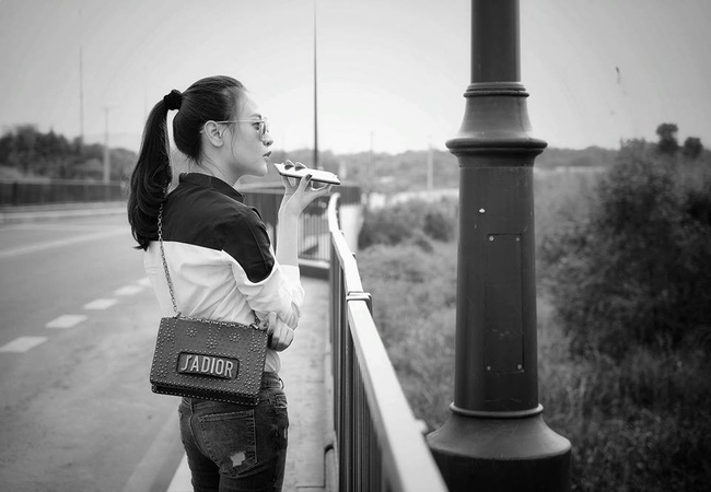 Kín tiếng là thế nhưng hôn thê của Cường Đô La cũng là tay chơi hàng hiệu, mix đồ cao tay chẳng kém cạnh ai-15