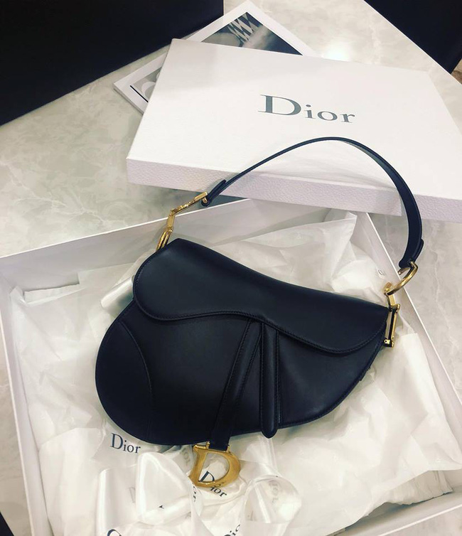 Kín tiếng là thế nhưng hôn thê của Cường Đô La cũng là tay chơi hàng hiệu, mix đồ cao tay chẳng kém cạnh ai-16