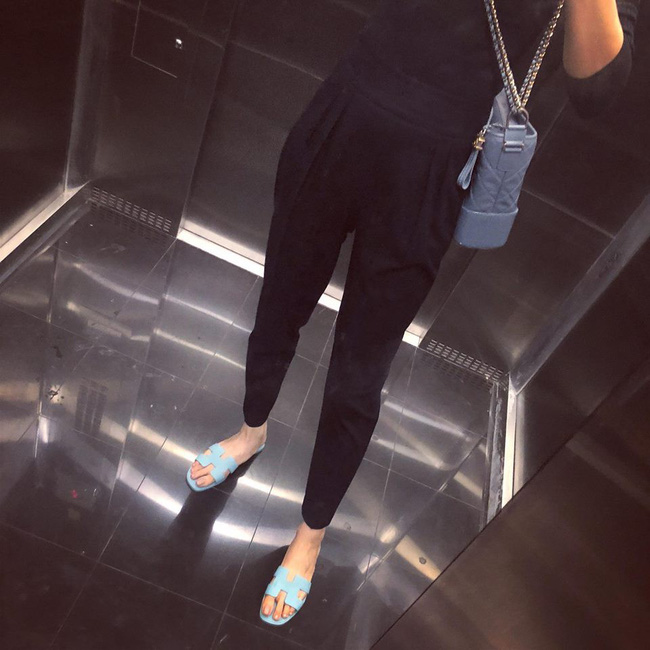 Kín tiếng là thế nhưng hôn thê của Cường Đô La cũng là tay chơi hàng hiệu, mix đồ cao tay chẳng kém cạnh ai-20