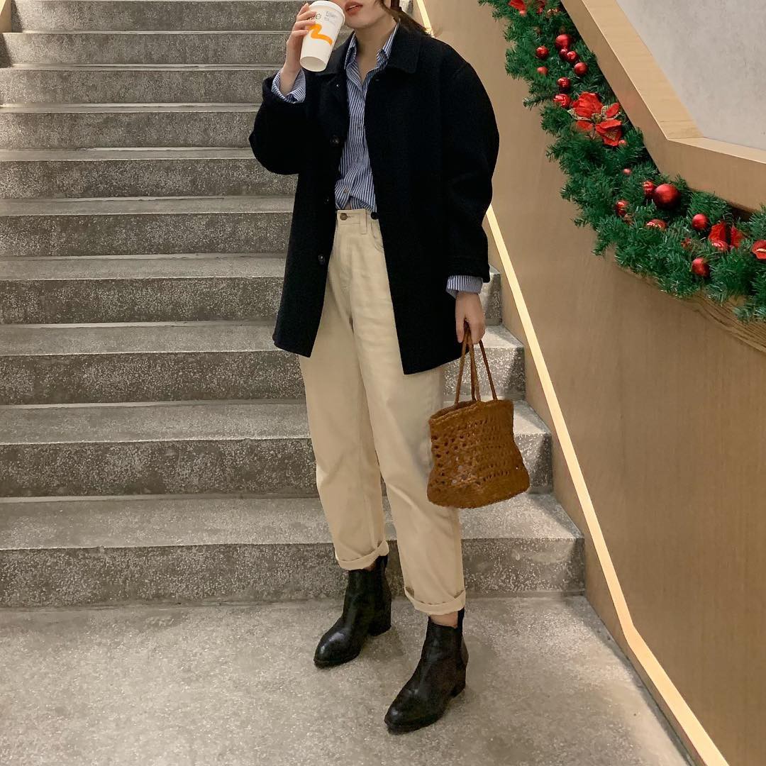 Diện áo khoác tối màu, các nàng có thể bị chê dừ” và cứng nhắc nhưng áp dụng 3 tips sau thì khỏi cần lo-7