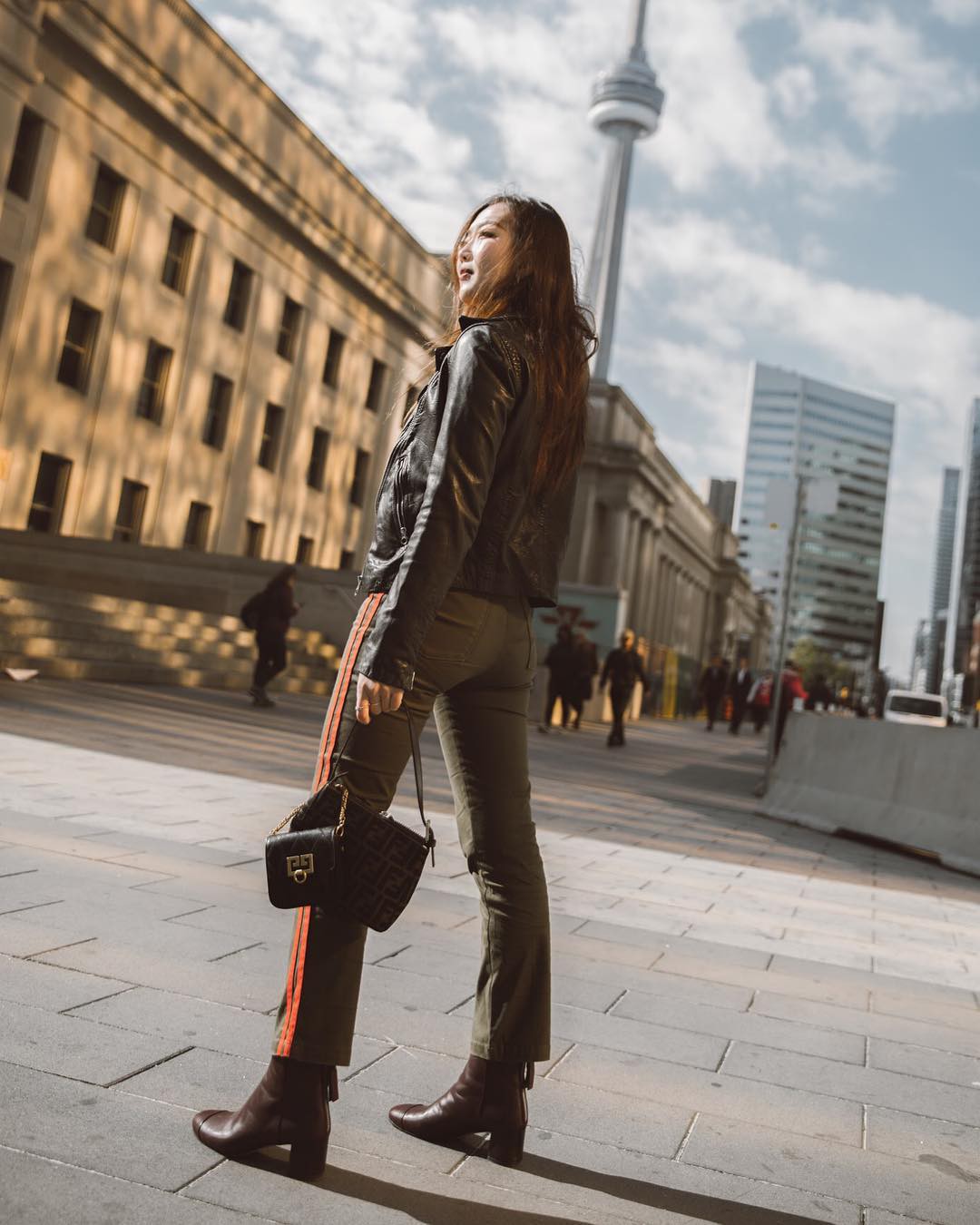 Diện áo khoác tối màu, các nàng có thể bị chê dừ” và cứng nhắc nhưng áp dụng 3 tips sau thì khỏi cần lo-10