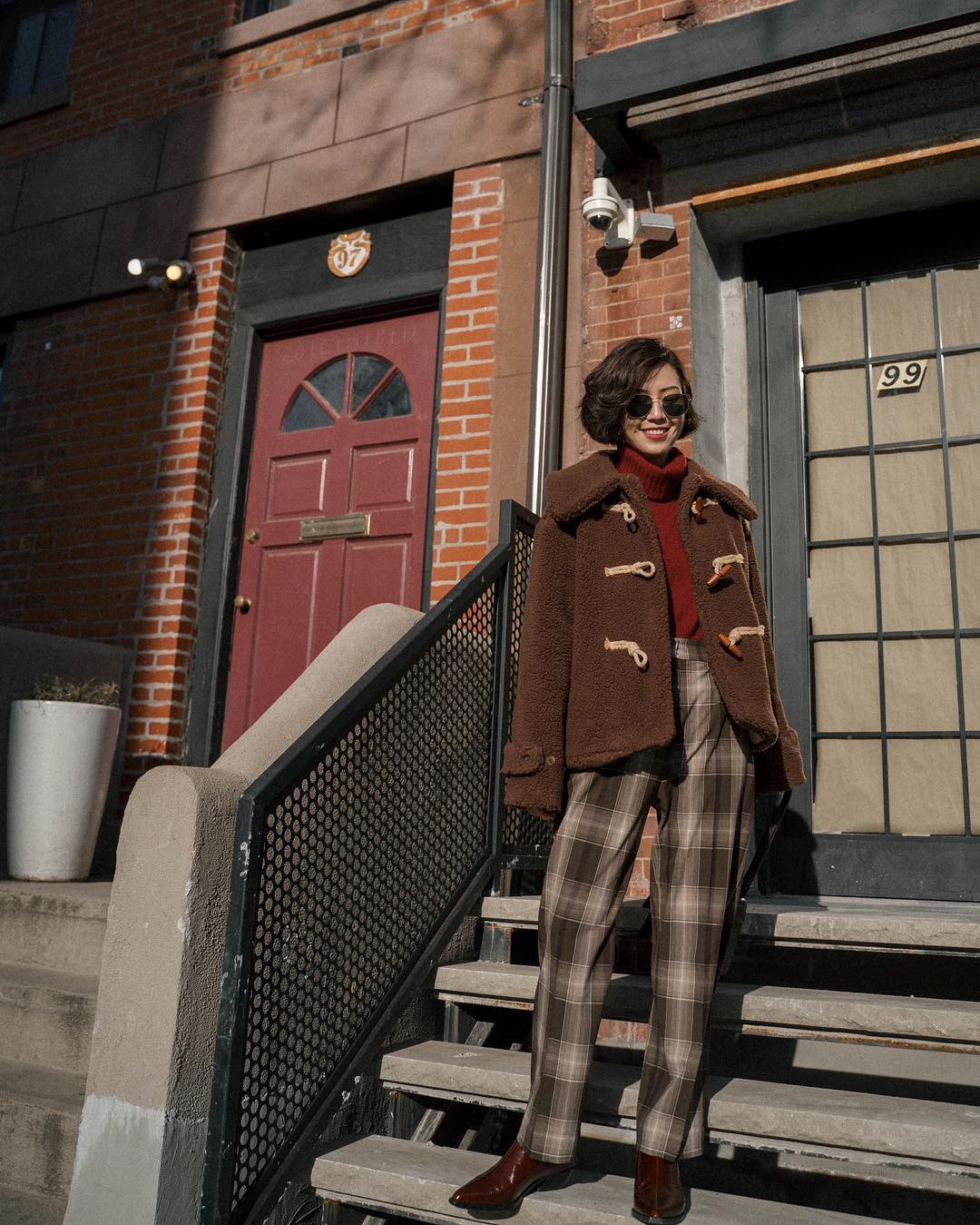 Diện áo khoác tối màu, các nàng có thể bị chê dừ” và cứng nhắc nhưng áp dụng 3 tips sau thì khỏi cần lo-12