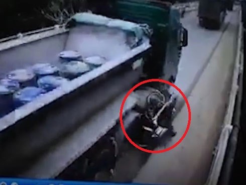 Clip: Va chạm với xe ben, người phụ nữ bị cán tử vong