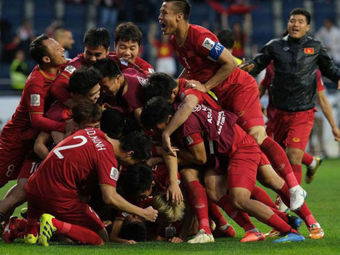 Bố mẹ Văn Hậu, Tiến Dũng vượt hơn 7.500 cây số cổ vũ con trai, đặt niềm tin vào một chiến thắng-4