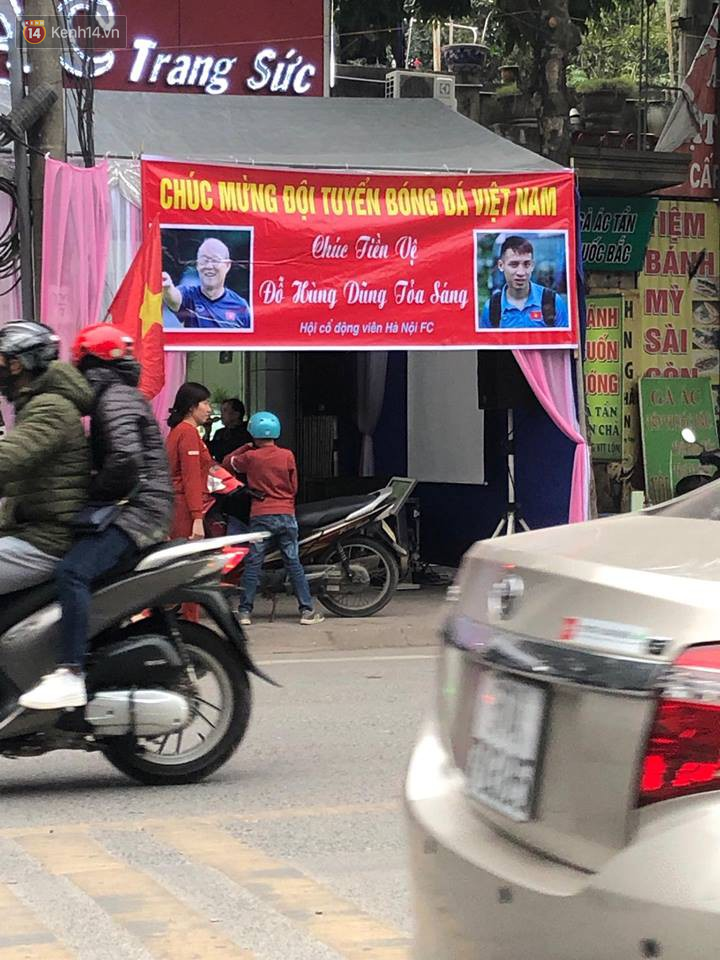 Gia đình tiền vệ Hùng Dũng dựng rạp, nấu cỗ để cổ vũ đội tuyển Việt Nam trước trận tứ kết-2