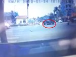 Video: Cô gái quỳ giữa đường xin cho xe cấp cứu chở cha đi qua và cái kết đau lòng-1