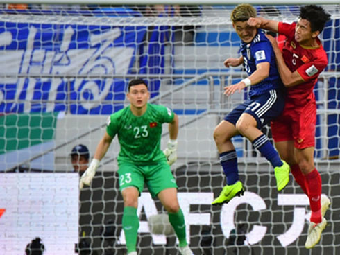 Không khí trận Việt Nam - Nhật Bản tại Dubai: Hoa hậu Ngọc Hân, MC Phan Anh gây chú ý-15