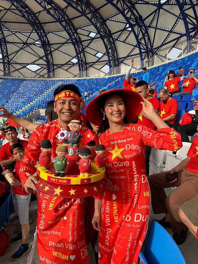 Không khí trận Việt Nam - Nhật Bản tại Dubai: Hoa hậu Ngọc Hân, MC Phan Anh gây chú ý-2