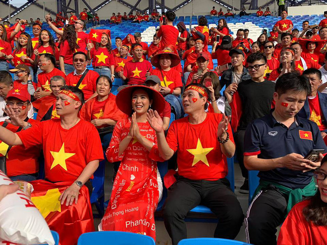 Không khí trận Việt Nam - Nhật Bản tại Dubai: Hoa hậu Ngọc Hân, MC Phan Anh gây chú ý-10