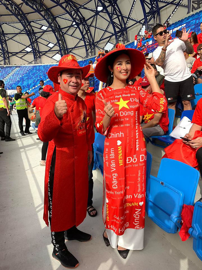 Không khí trận Việt Nam - Nhật Bản tại Dubai: Hoa hậu Ngọc Hân, MC Phan Anh gây chú ý-9