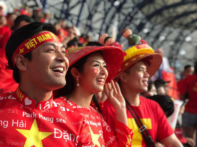 Không khí trận Việt Nam - Nhật Bản tại Dubai: Hoa hậu Ngọc Hân, MC Phan Anh gây chú ý-7