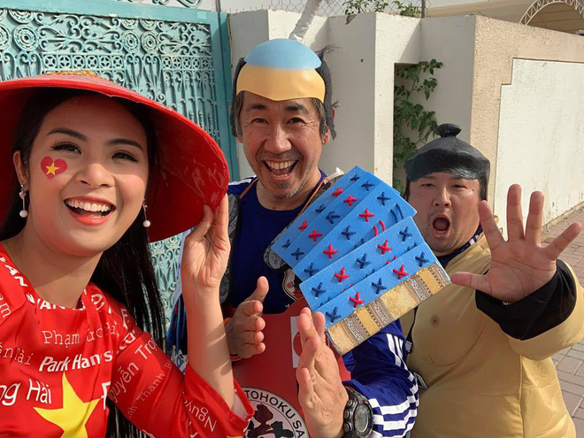Không khí trận Việt Nam - Nhật Bản tại Dubai: Hoa hậu Ngọc Hân, MC Phan Anh gây chú ý-12