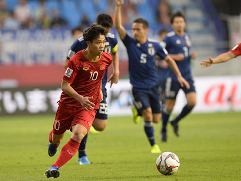 Lãnh trọn quả bóng vào mặt, Bùi Tiến Dũng có ngay phản ứng này khi trọng tài yêu cầu ra sân-1