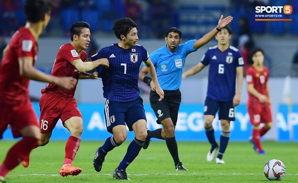 Cho trọng tài mặc áo xanh, AFC vô tình biến trọng tài trở thành cầu thủ thứ 12 của Nhật Bản?-2