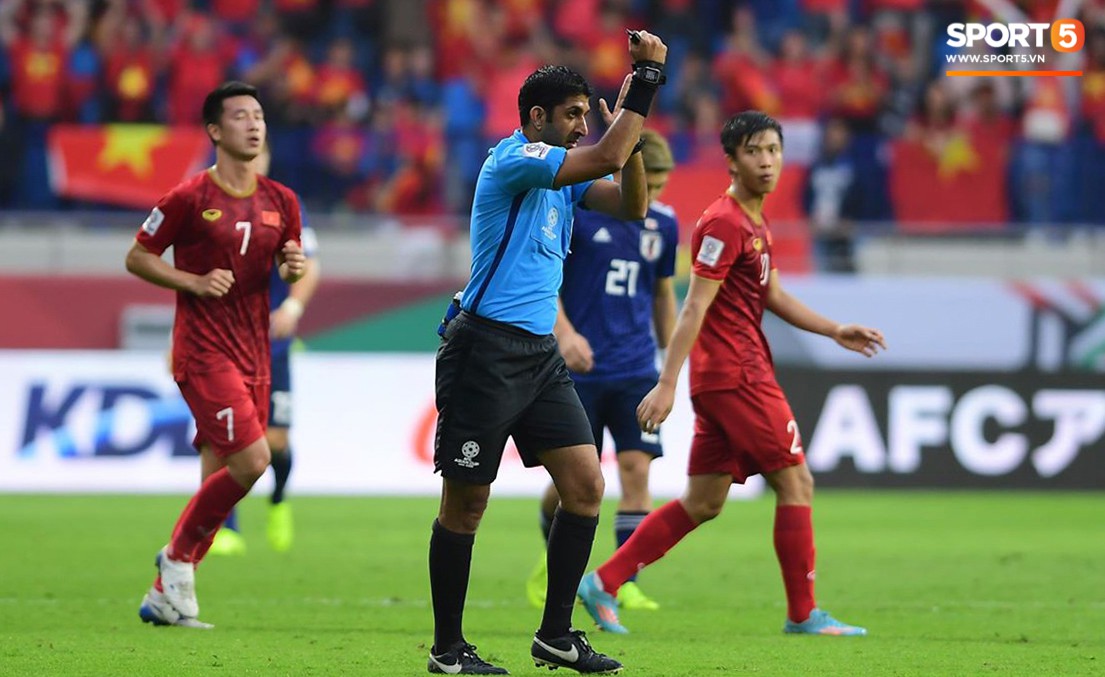 Cho trọng tài mặc áo xanh, AFC vô tình biến trọng tài trở thành cầu thủ thứ 12 của Nhật Bản?-1
