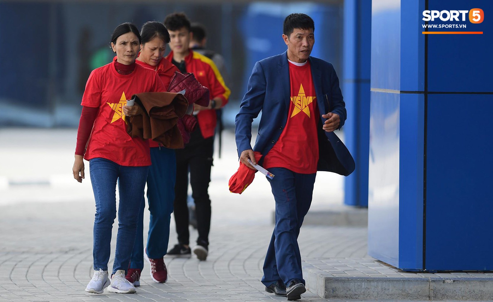 Xúc động khoảnh khắc Văn Hậu, Quang Hải dáo dác tìm người thân trên khán đài-1