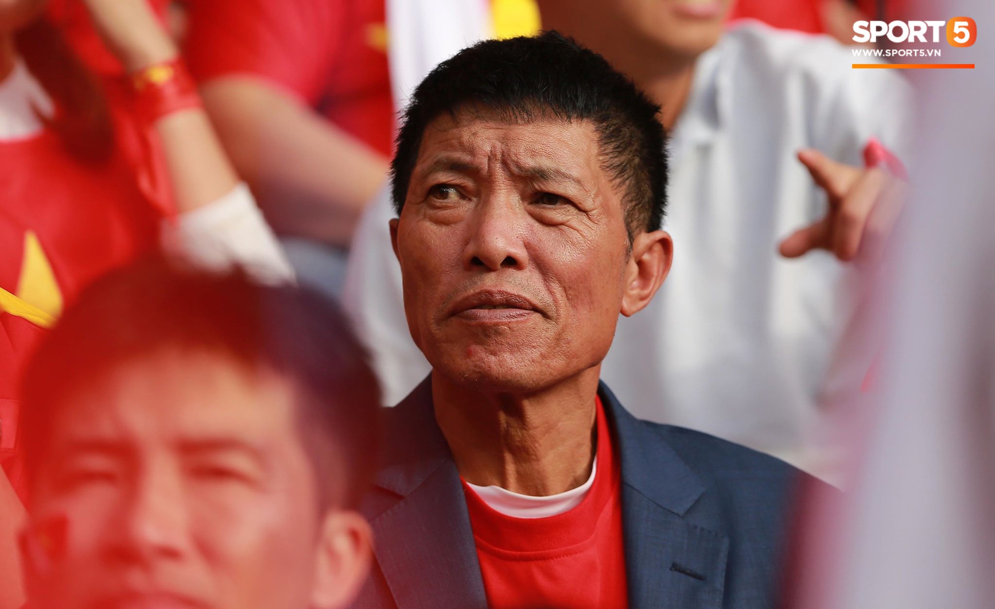 Xúc động khoảnh khắc Văn Hậu, Quang Hải dáo dác tìm người thân trên khán đài-2