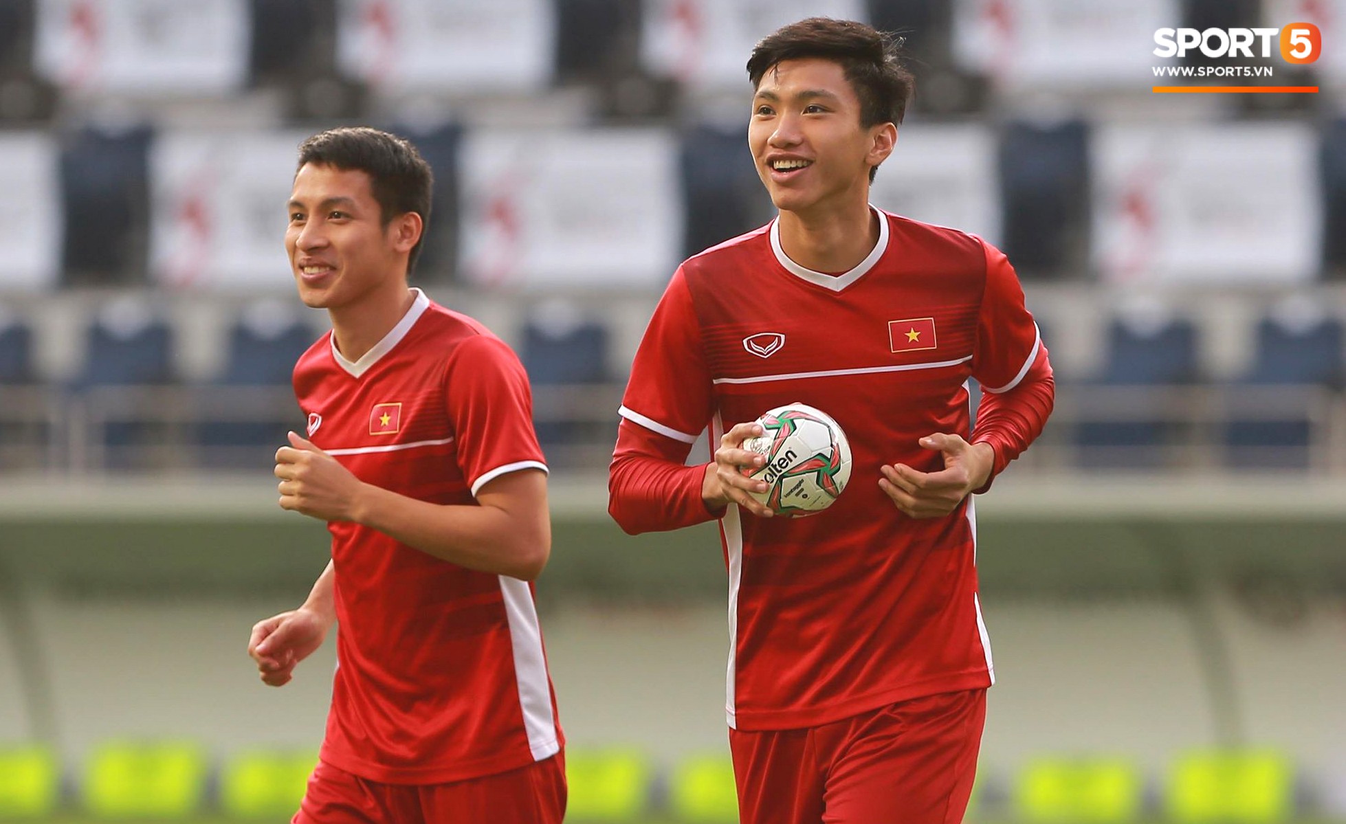 Xúc động khoảnh khắc Văn Hậu, Quang Hải dáo dác tìm người thân trên khán đài-3