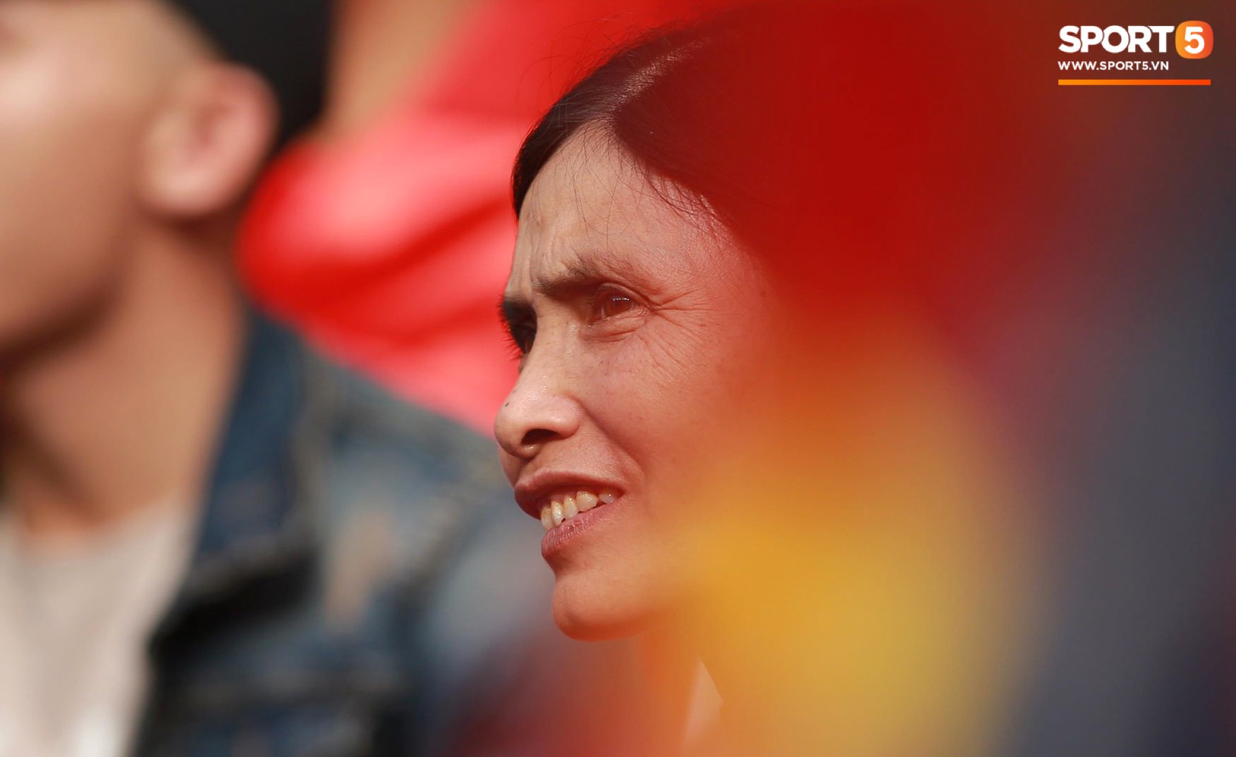 Xúc động khoảnh khắc Văn Hậu, Quang Hải dáo dác tìm người thân trên khán đài-5