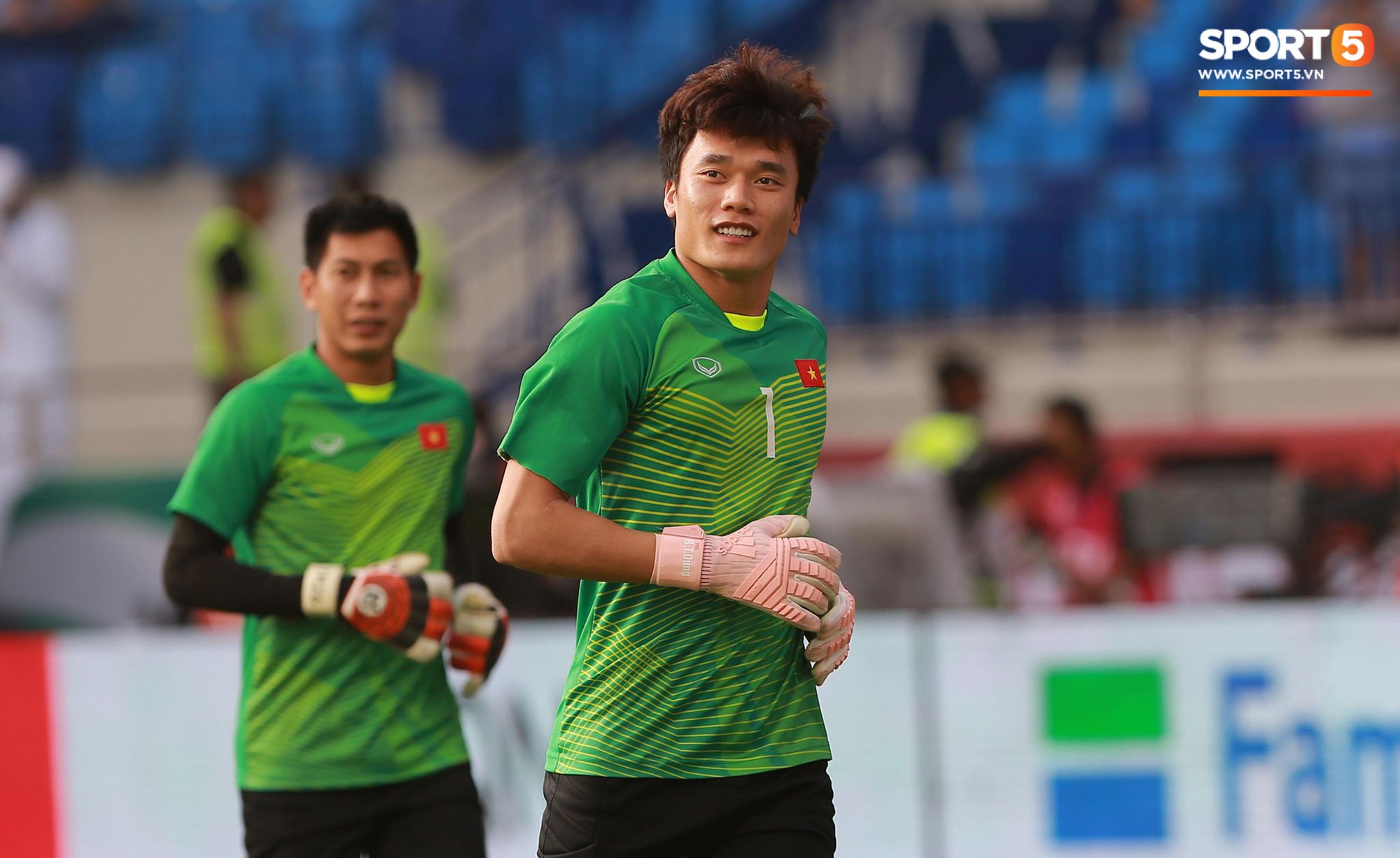 Xúc động khoảnh khắc Văn Hậu, Quang Hải dáo dác tìm người thân trên khán đài-6