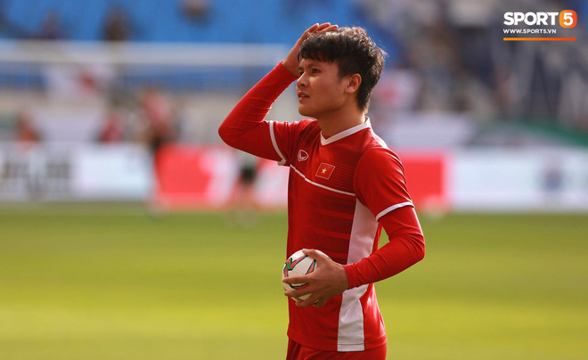 Xúc động khoảnh khắc Văn Hậu, Quang Hải dáo dác tìm người thân trên khán đài-8